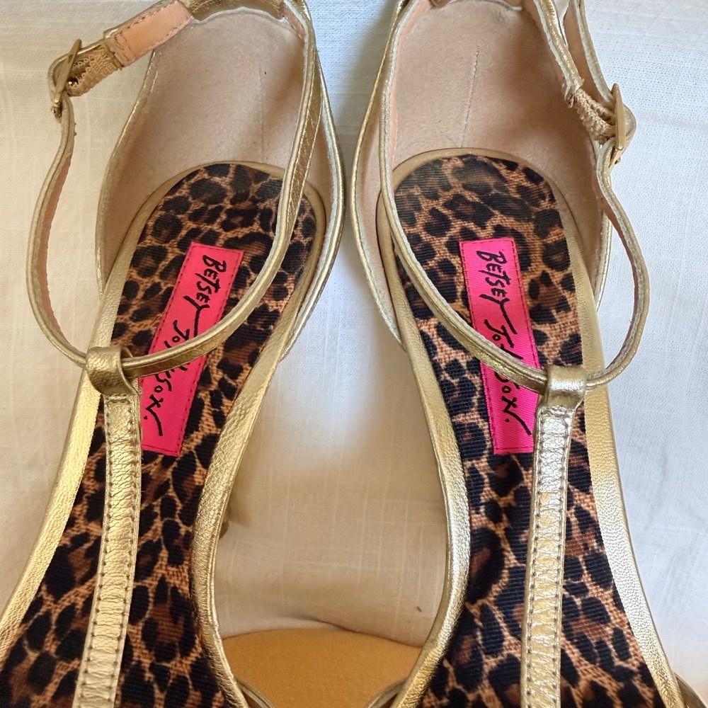 Betsey Johnson Stiletto Sandals 6M Gold Metallic T-Strap wedding formal gala - Picture 9 of 15